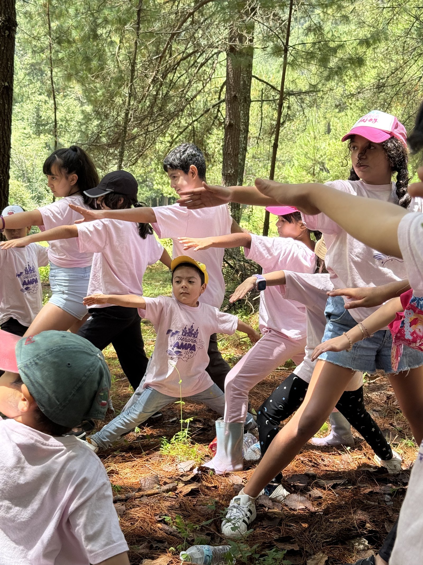 Niños trabajando en mesas de actividades